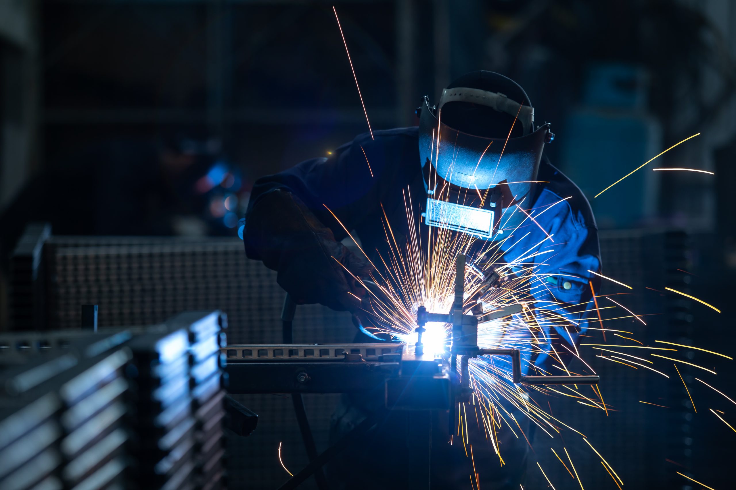 Welding. Сварка. Сварщик на машинах контактной (прессовой) сварки. Сварка по металлу. Профессия сварщик.